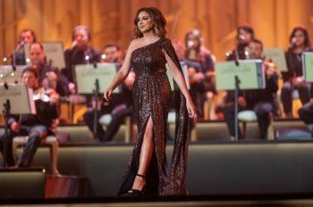 شاهد .. إليكم سعر فستان أنغام الذي تألقت به في الرياض...من تصميم زهير مراد