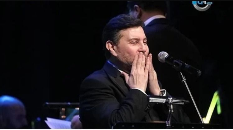 هاني شاكر يستعيد زكرياته مع طلال مداح في ليلة صوت الأرض