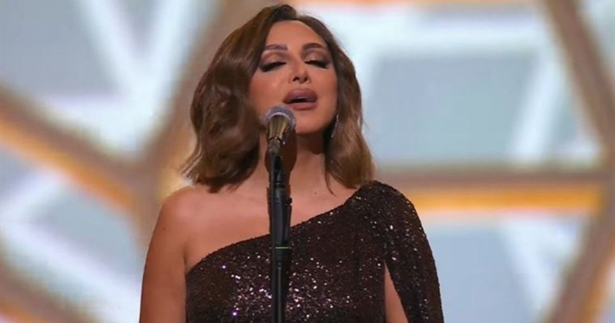 شاهد .. إليكم سعر فستان أنغام الذي تألقت به في الرياض...من تصميم زهير مراد