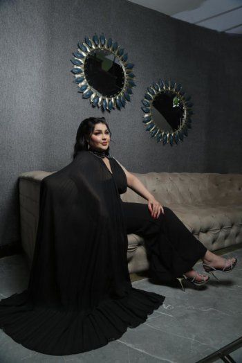 شاهد .. قمر العراقية تطل بالأسود الأنيق.. وجمالها حديث الساعة- بالصور