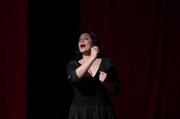 شاهد .. خاص- ماريا الدويهي خلعت القناع في مسرحية "آخر بروفا" وجسّدت معاناة الممثلات ووحدتهنَ