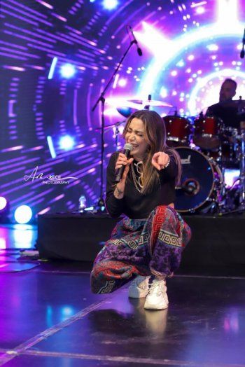 شاهد .. لمى شريف تشعل مسرح "دبي بيتس" وهذا ما فعله أحد المعجبين