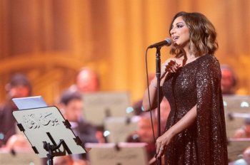 شاهد .. إليكم سعر فستان أنغام الذي تألقت به في الرياض...من تصميم زهير مراد