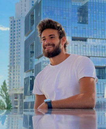 شاهد .. بعد مرور 15 سنة .. طفل "العشق الممنوع" أصبح شاباً وسيماً للغاية وهذه صوره