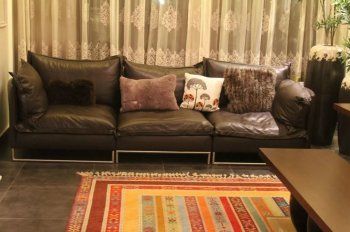 شاهد .. جولة في منزل نوال الكويتية.. صالون بـ ألوان جريئة ومرايا في كل مكان - بالصور