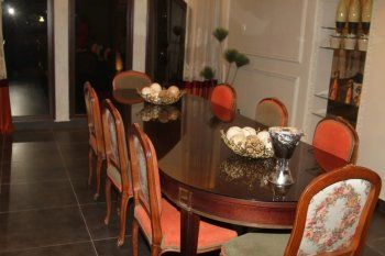 شاهد .. جولة في منزل نوال الكويتية.. صالون بـ ألوان جريئة ومرايا في كل مكان - بالصور