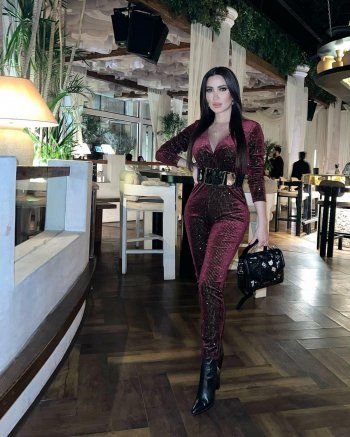 شاهد .. نسرين طافش تتألق بالأحمر القاتم مجدداً.. والجمهور يتفاعل مع جمالها