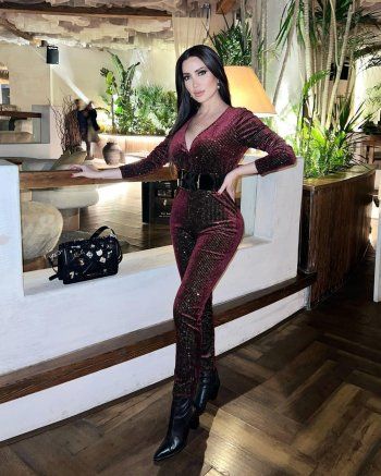 شاهد .. نسرين طافش تتألق بالأحمر القاتم مجدداً.. والجمهور يتفاعل مع جمالها