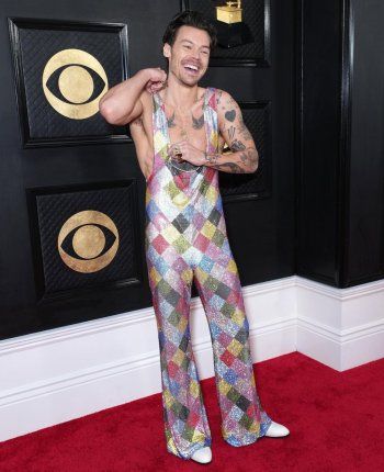 شاهد .. هاري ستايلز يطل بالجامبسوت النسائي.. إستغرق حوالي الـ 150 ساعة لإتمامه