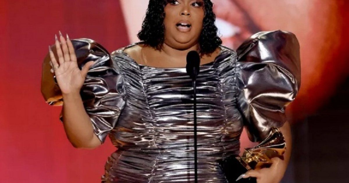 شاهد .. ليزو تحصد جائزة غرامي لأغنية العام