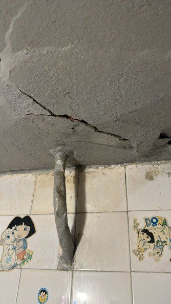 شاهد .. تضرر منزل سليمان أصفهاني جراء الهزة الأرضية - بالصورة