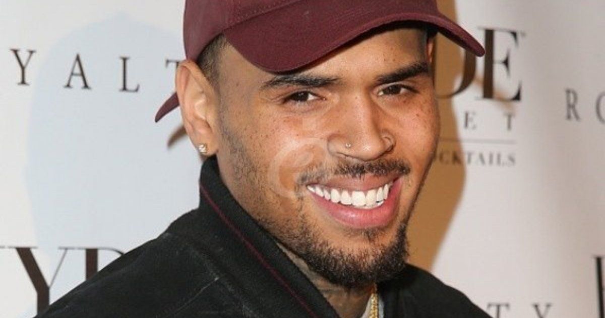 شاهد .. كريس براون بتصرف صادم بعد خسارته في غرامي 2023 ويهين الفائز