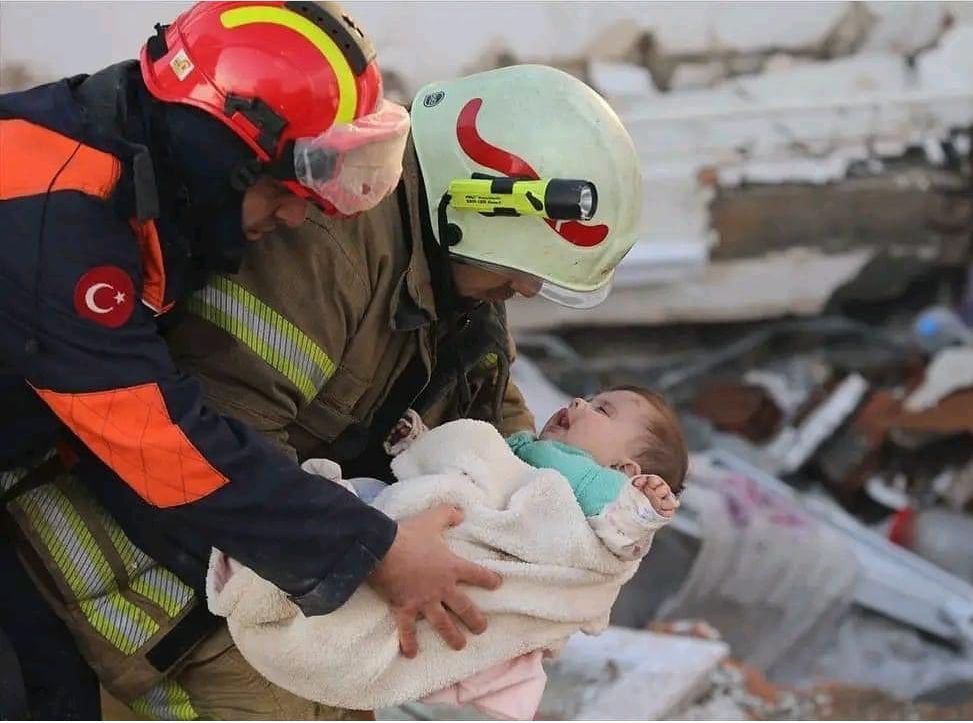 أكرم حسني يدعم مصابي الزلزال في سوريا وتركيا