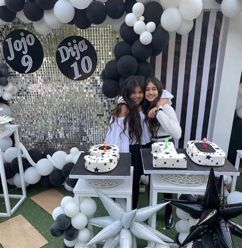 تيتا غادة عبدالرازق بتحتفل بعيد ميلاد احفادها : شاهد