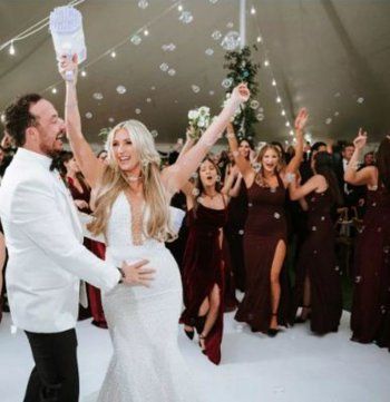 شاهد .. بطل باي ووتش ديفيد هاسلهوف يحتفل بزفاف ابنته الذي يشبه الأساطير -بالصور