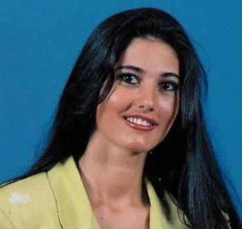 شاهد .. صور نادرة لـ لارا بداوي ملكة جمال لبنان 1994 التي اختفت بعد انتخابها