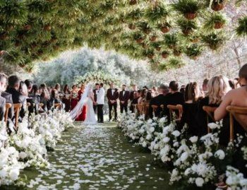 شاهد .. بطل باي ووتش ديفيد هاسلهوف يحتفل بزفاف ابنته الذي يشبه الأساطير -بالصور