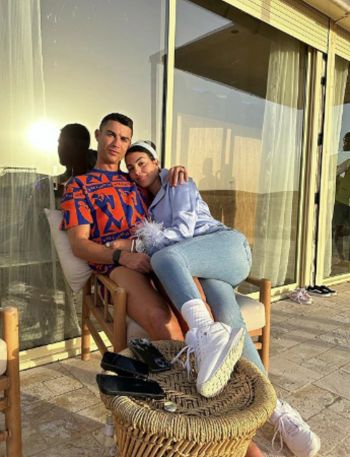 شاهد .. بالصورة - بأحضان رونالدو..جورجينا رودريغيز تستمتع بأشعة الشمس