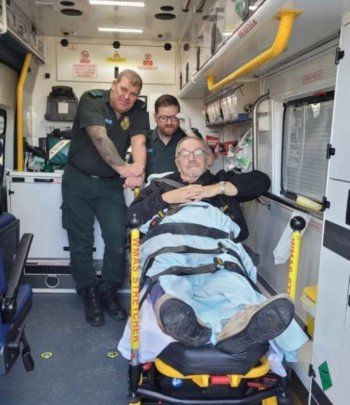 شاهد .. والد روبي ويليامز ينقل إلى المستشفى بعد هذه الإصابة-بالصور