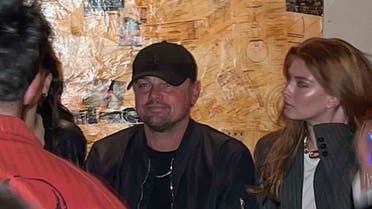 بيقف قدام المدرسة : دي كابريو بيحب بنت في ثانوي