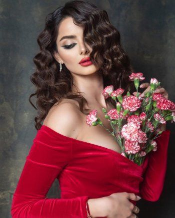 شاهد .. بالصور- ماهلاغا جابري بأجمل إطلالة لها على الإطلاق.. الأحمر يليق بها