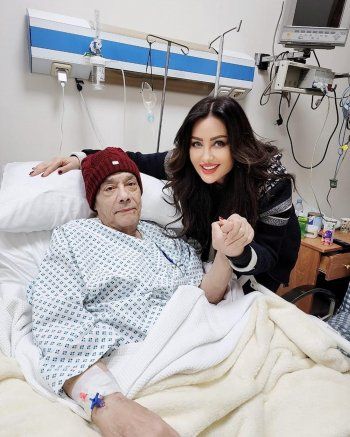 شاهد .. لطيفة التونسية تزور حلمي بكر في المستشفى وهذا ما كشفته عن وضعه الصحي
