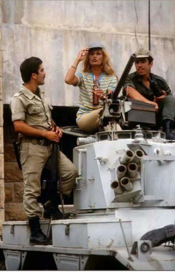 شاهد .. صورة نادرة لـ داليدا وهي على متن آلية عسكرية لبنانية