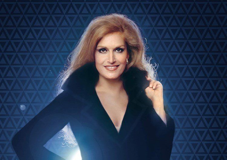 شاهد .. صورة نادرة لـ داليدا وهي على متن آلية عسكرية لبنانية