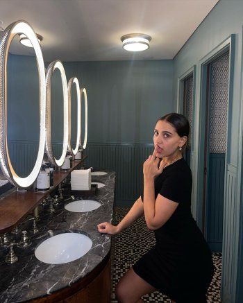 شاهد .. رسم خادش للحياء على قالب حلوى جنا عمرو دياب في عيد ميلادها- بالصور