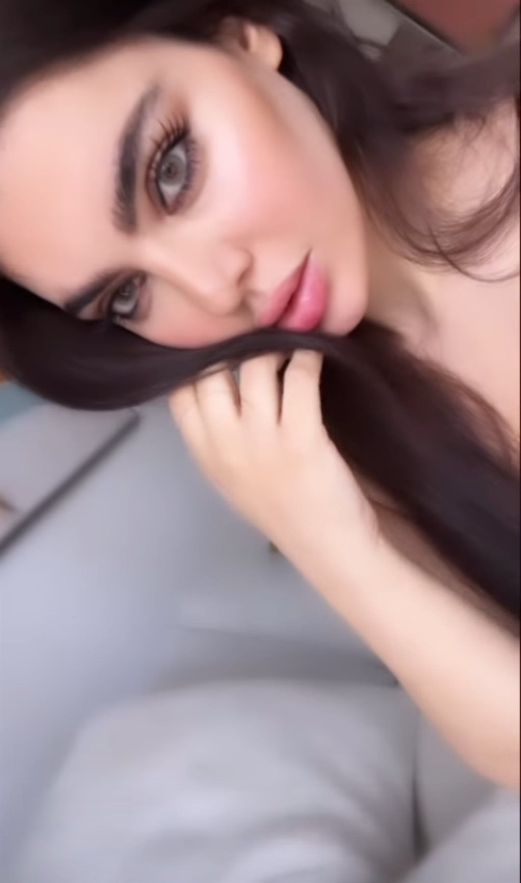 قمر اللبنانية بإطلالة جريئة من الأخر – شاهد