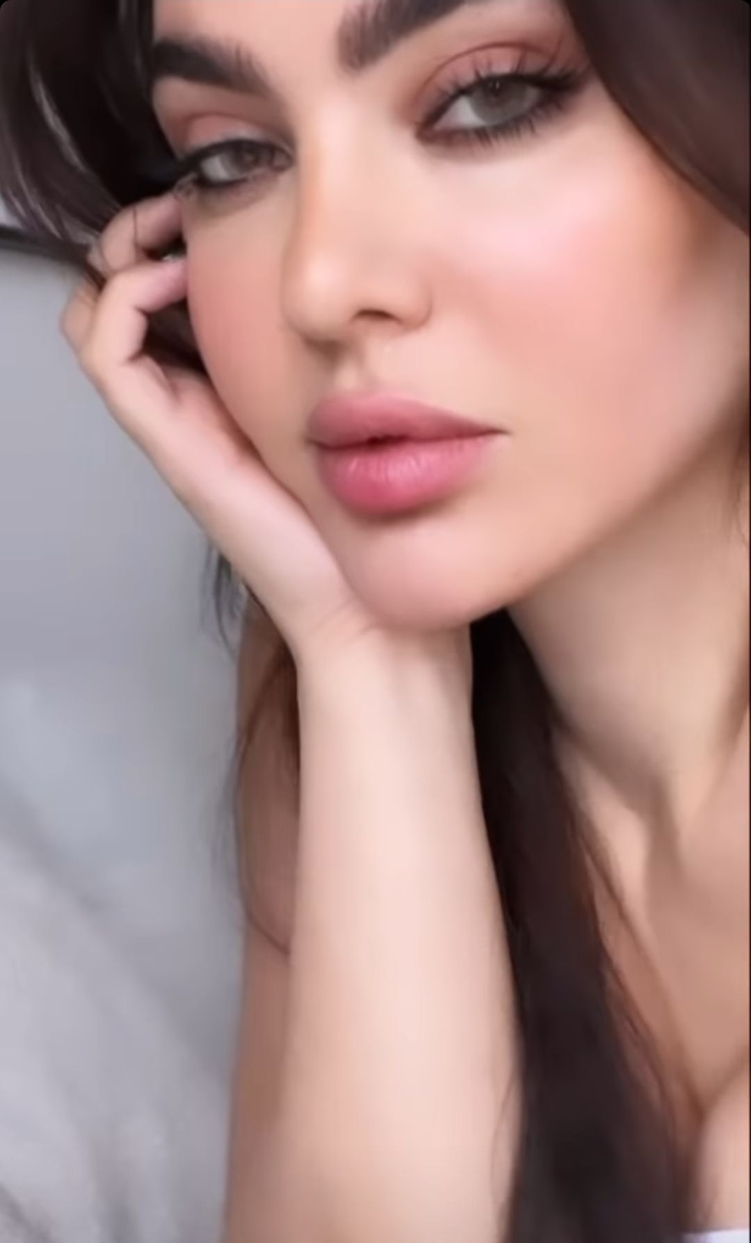 قمر اللبنانية بإطلالة جريئة من الأخر – شاهد