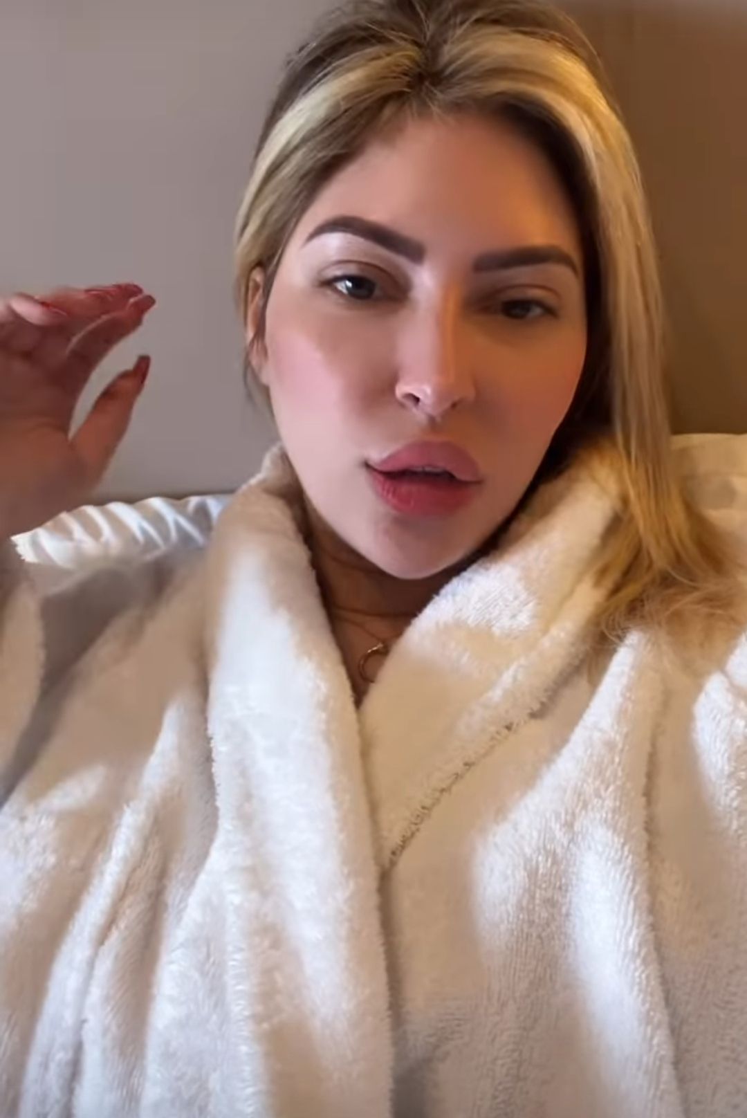 مريم الدباغ إتهورت وطلعت علي جمهورها بروب النوم