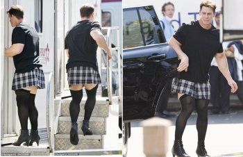 شاهد .. جون سينا يفاجئ متابعيه ويظهر بالمكياج والتنورة القصيرة - بالصورة