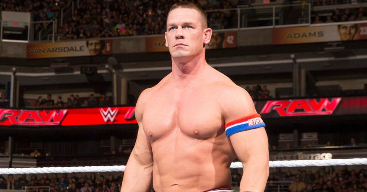 شاهد .. جون سينا يفاجئ متابعيه ويظهر بالمكياج والتنورة القصيرة - بالصورة