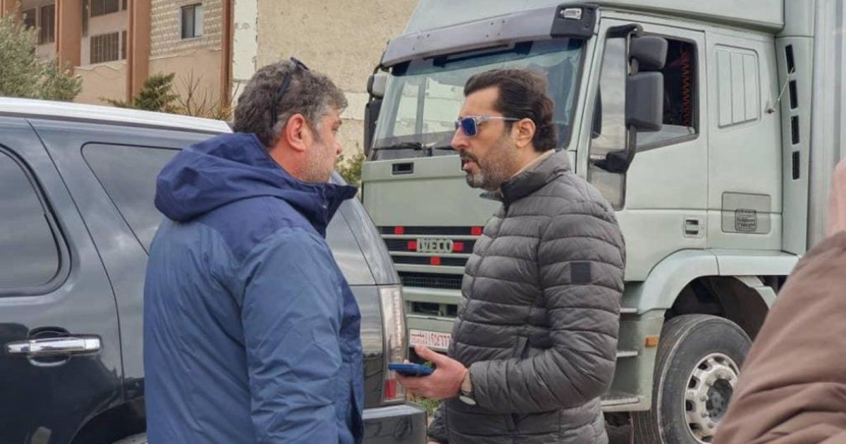 شاهد .. باسم ياخور وفادي صبيح يحملان على أيديهما المساعدات لمتضرري الزلزال في سوريا