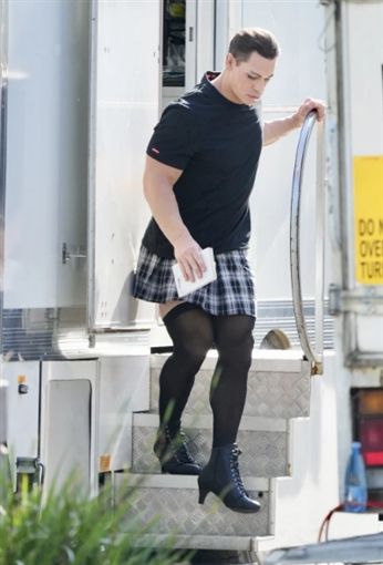 جون سينا بقي طري خالص : مكياج وكعب عالي وملابس نسائية