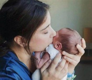 شاهد .. هازال كايا تضع مولودة أنثى في عز انشغالها بمساعدة ضحايا الزلزال-بالصورة