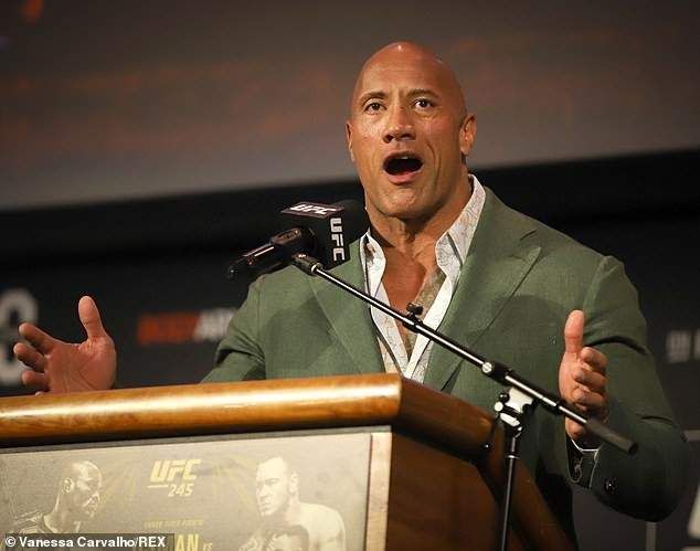 شاهد .. صورة من طفولة ذا روك تجتاح السوشيال ميديا.. شاهدوا الفرق