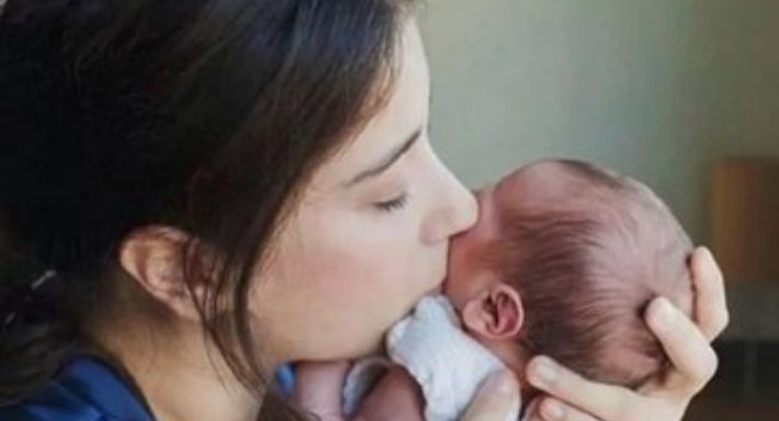 النجمة هازال كايا ترزق بطفلتها الثانية