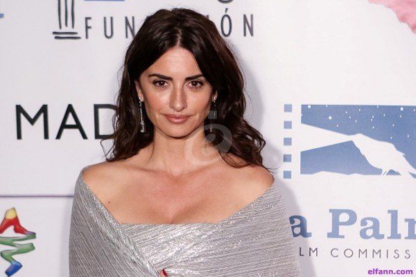 شاهد .. بينيلوبي كروز أنيقة بتصميم دولتشي أند غابانا في حفل توزيع جوائز Goya-بالصور