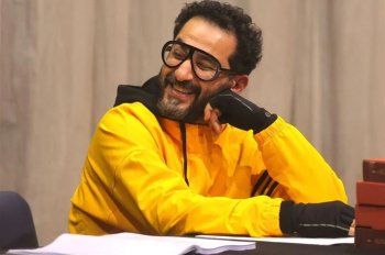 شاهد .. بعد غياب 21 عاماً.. أحمد حلمي يعود للمسرح بـ "ميمو"