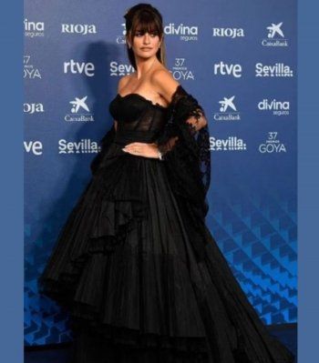 شاهد .. بينيلوبي كروز أنيقة بتصميم دولتشي أند غابانا في حفل توزيع جوائز Goya-بالصور