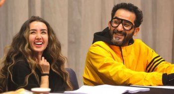 شاهد .. بعد غياب 21 عاماً.. أحمد حلمي يعود للمسرح بـ "ميمو"