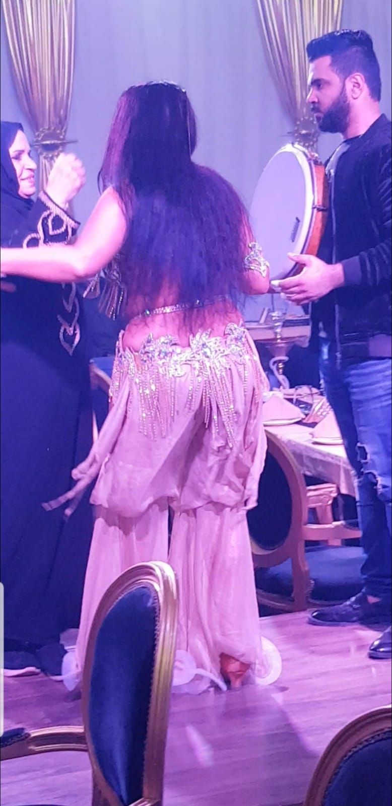 معجبة إتحرشت بصافيناز علي المسرح – شاهد