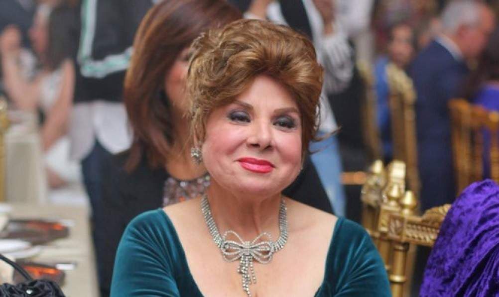 شاهد .. بعد تعرضها لوعكة صحية فادية عبد الغني تطمئن محبيها