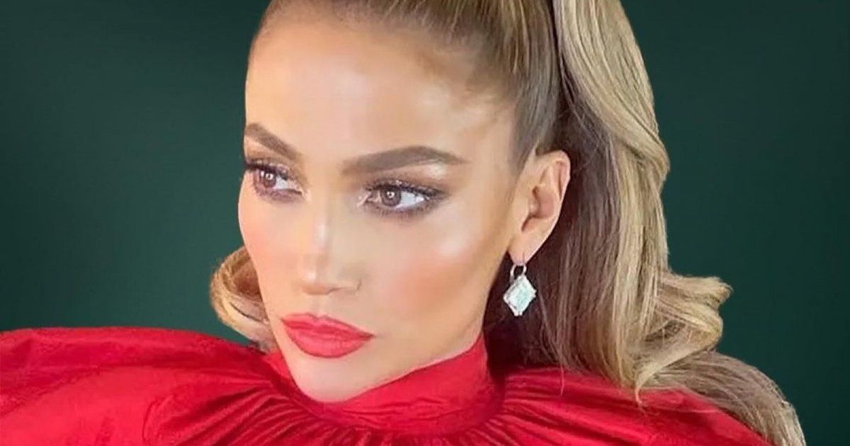 شاهد .. جينيفر لوبيز تستعرض جسمها باللانجري استعداداً لـ عيد الحب