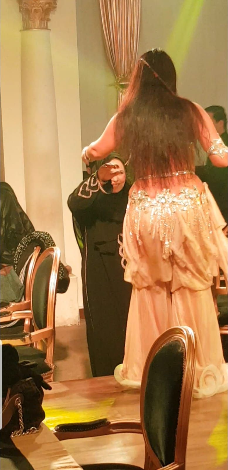 معجبة إتحرشت بصافيناز علي المسرح – شاهد