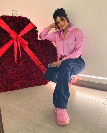 شاهد .. بالصورة - ليالي دهراب تحتفل بعيد الحب على طريقتها الخاصة