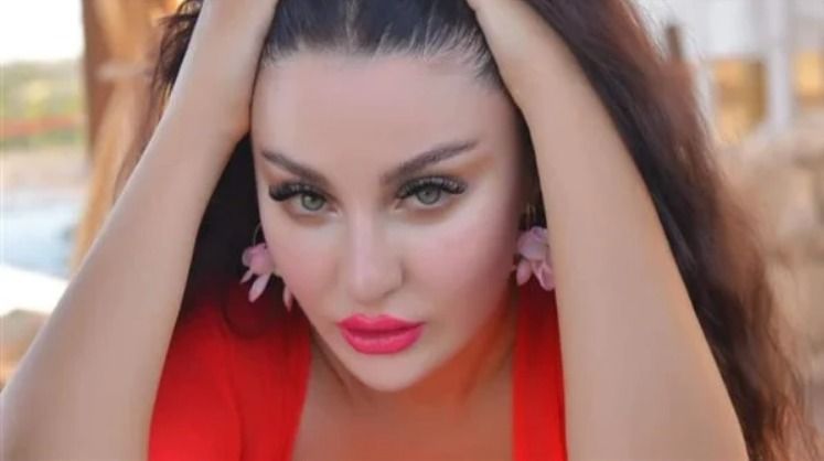 معجبة إتحرشت بصافيناز علي المسرح – شاهد