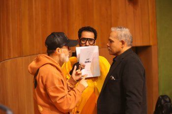 شاهد .. بالصور- أحمد حلمي وهنا الزاهد وهنا شيحة وأحمد رزق وحمدي الميرغني ومحمد رضوان يستمرون بالتحضير لمسرحية "ميمو"